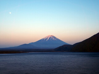 夕暮れの本栖湖と富士山