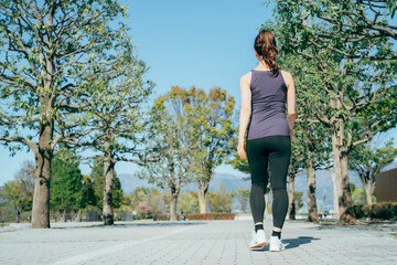 公園で運動する女性（後ろ姿）
