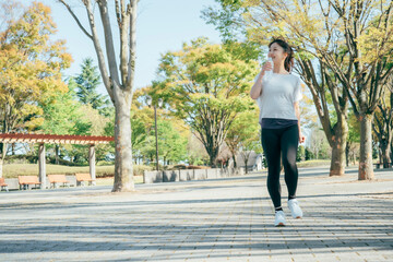 運動中に水を飲む女性（水分補給）
