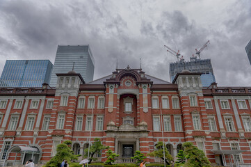 東京都千代田区丸の内の東京駅周辺の雨の日の都市景観