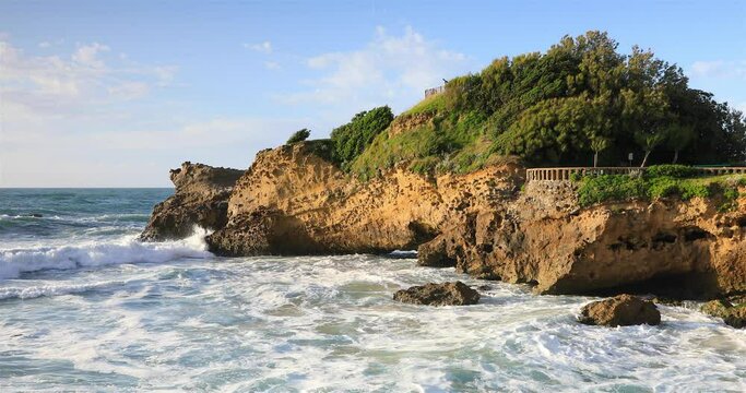 Promenade le long des rochers de la ville de Biarritz , France