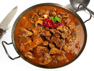 Gulasch vom Schwein in einer Pfanne - Freigestellt