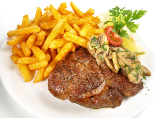 Schweinenackensteak mit Champignons und Pommes Frites - Freigestellt