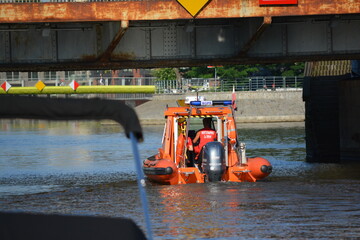 Ratownik wodny na patrolu w motorówce na rzece. 