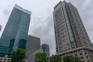 Obraz premium 東京都千代田区丸の内の東京駅周辺の雨の日の都市景観
