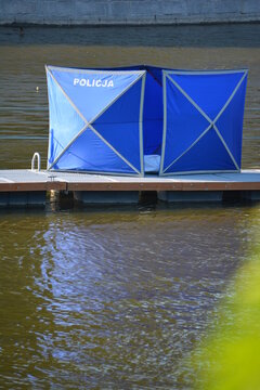 Policyjny parawan na marinie miejskiej zasłania zwłoki.