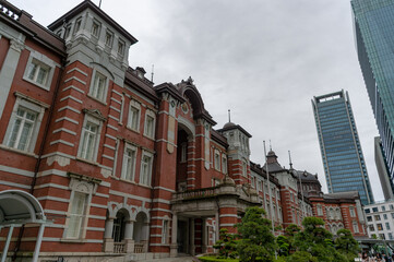 東京都千代田区丸の内の東京駅周辺の雨の日の都市景観