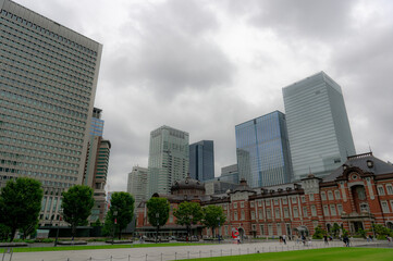 Fototapeta premium 東京都千代田区丸の内の東京駅周辺の雨の日の都市景観