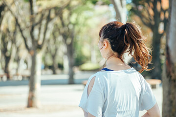 ランニング・運動する女性（後ろ姿）
