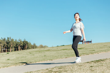 ウォーキング・散歩する女性
