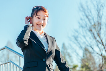 空とビジネスウーマン（横顔・耳）
