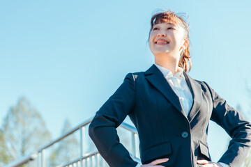 青空とビジネスウーマン（ポーズ）
