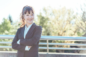 空とビジネスウーマン（腕組み）
