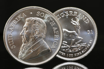 Nahaufnahme von zwei Krügerrand Silbermünzen