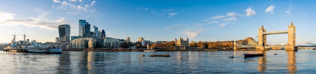 Fototapeta na wymiar Tower Bridge panorama seen from south Bank of river Thames in London