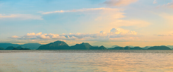 Obraz premium panoramic landscape of green mount with beautiful sky of Donsak Suratthani ,thailand