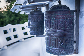 Gebetsmühlen an Stupa-Umgang in Ungarn, Zalaszántó