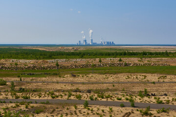 Blick über die Rekultivierungsflächen bei Weißwasser zum Kraftwerk Boxberg im Jahre 2021