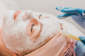 Applied to the face white cooling mask, a mask to narrow pores after cleansing the face.