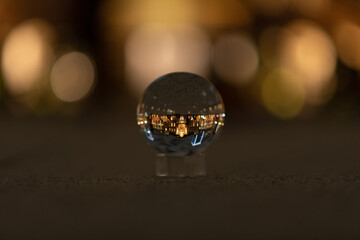 水晶に反転して映る東京駅