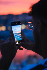 Chico realizando una fotograf&iacute;a en un puerto mar&iacute;timo.