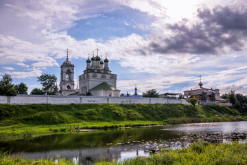 Obraz premium Orthodox monastery on the river bank