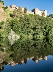 Reflejo sobre el agua del río Tera del castillo medieval en Puebla de Sanabria, España