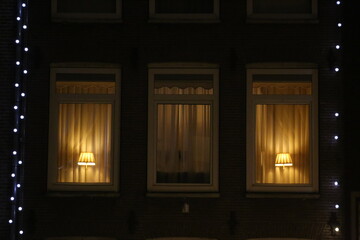 Lampe im Fenster