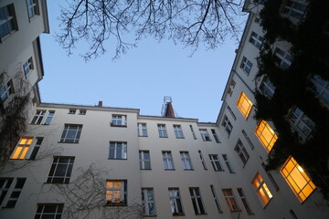 Blick zum Himmel aus einem Hinterhof