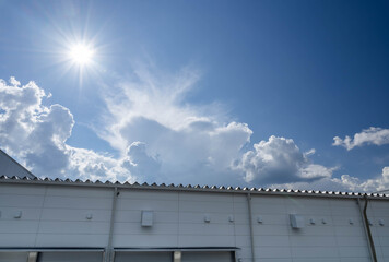 鮮やかな青空と工場の屋根