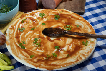 Preparation of pepperonne and tarantella pizza in Brazilian cuisine