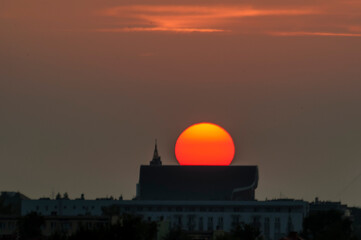 Obraz premium Sunset over the city. Poland Bialystok. The photo was taken against the sun