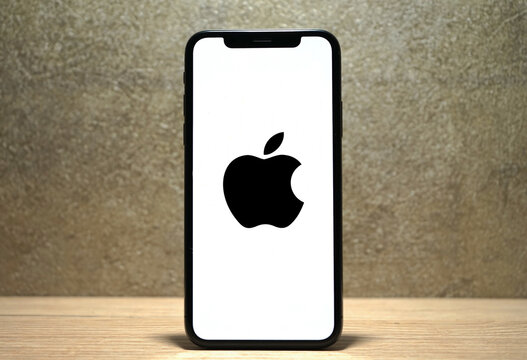 Apple Logo wird auf einem modernen Smartphone angezeigt, Hard- und Softwareentwickler , 2022