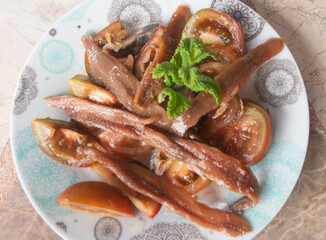 Plato de tomate y anchoas plato típico alicantino y del Mediterráneo