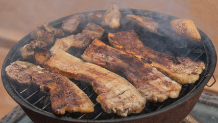 Panceta de cerdo y morro en la barbacoa a punto ya de servir.