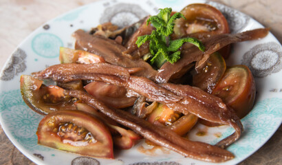 Plato de tomate y anchoas plato típico alicantino y del Mediterráneo