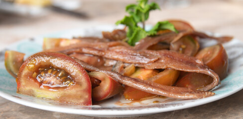 Plato de tomate y anchoas plato típico alicantino y del Mediterráneo