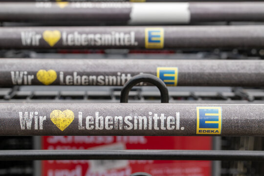 B&uuml;nde, DEUTSCHLAND-10. Januar 2021: Einkaufswagen am Eingang eines EDEKA-Gesch&auml;fts in B&uuml;nde, Deutschland - Die EDEKA-Gruppe ist der gr&ouml;&szlig;te deutsche Supermarktkonzern