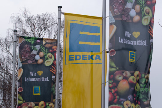 B&uuml;nde, DEUTSCHLAND-10. Januar 2021: Flagge mit dem Logo von EDEKA in B&uuml;nde, Deutschland - Die EDEKA Gruppe ist der gr&ouml;&szlig;te deutsche Supermarktkonzern