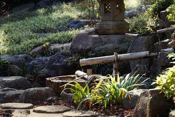静寂な日本庭園の水盆に滴り落ちる水