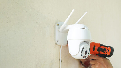 Professional technician installing CCTV cameras or surveillance systems in buildings, offices, intelligent cameras Can record video all day and night to keep you safe from theft, anti-theft system con