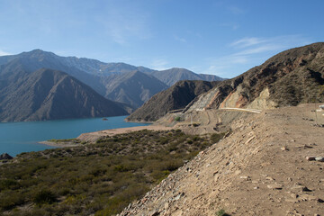montañas en Mendoza con distintos minerales y colores