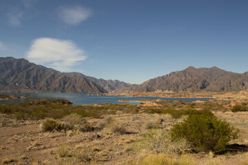 montañas en Mendoza con distintos minerales y colores