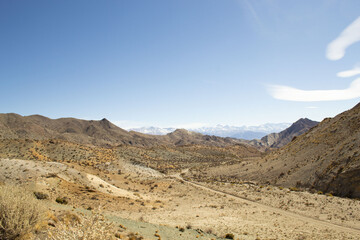Fototapeta na wymiar montañas en Mendoza con diferentes colores de minerales