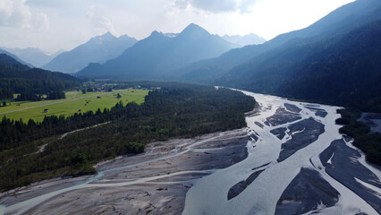 Das Lechtal bei Weißenbach in Österreich. Der Lech fließt im Tirol durch die Berglandschaft