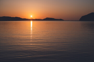 Obraz premium 佐賀県唐津市呼子の海に沈む夕日と夕焼け