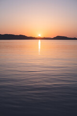 Fototapeta premium 佐賀県唐津市呼子の海に沈む夕日と夕焼け