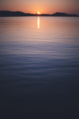 Fototapeta premium 佐賀県唐津市呼子の海に沈む夕日と夕焼け