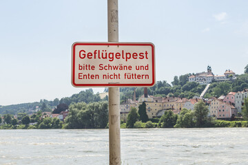 A sign warning bird flu, Geflügelpest
