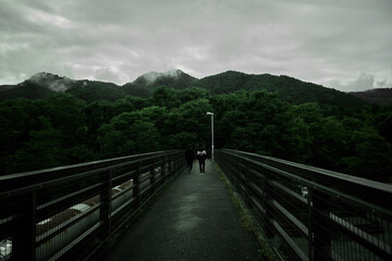 朝、秩父の橋を渡る女性たち